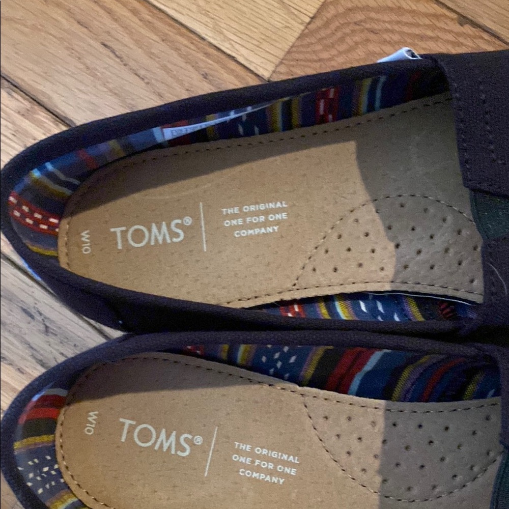 TOMS Women’s Black Slip-On Shoes - Picture 5 of 6
